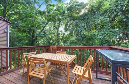 Marshall-Shadeland Apartamento | House of Fun - Large Family Home w/HotTub & Games