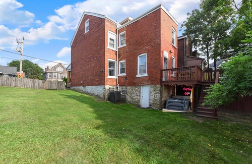Marshall-Shadeland Apartamento | House of Fun - Large Family Home w/HotTub & Games