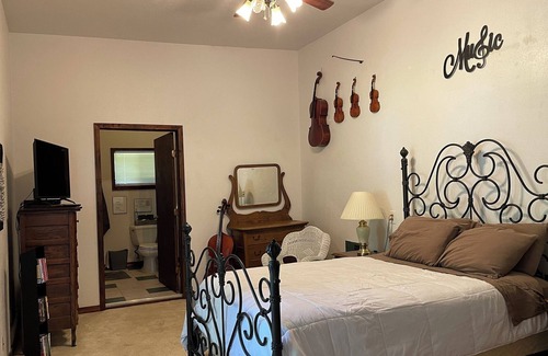 Mid America Cabaña | House of Jazz on Lake Hamilton in Hot Springs Arkansas