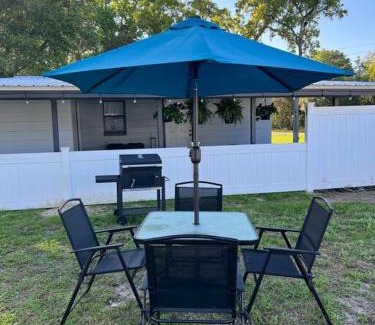 Crystal River Casa | House of Manatees-Entire house with yard, fire pit, dog friendly