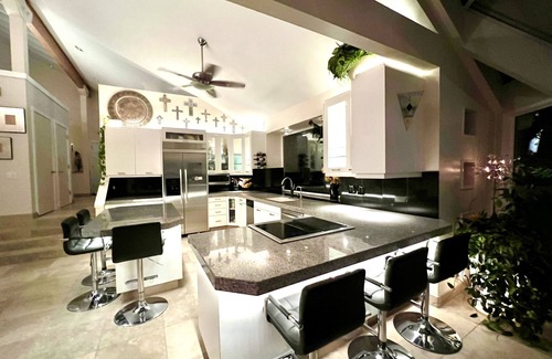 Salt Lake City Casa | House of Setting Sun! Views - HotTub - 30min to ski - 10min to SLC - 4,600 sq ft