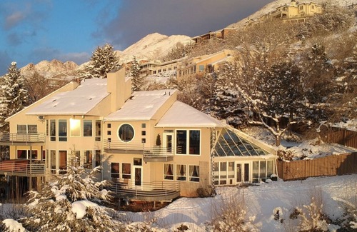 Salt Lake City Casa | House of Setting Sun! Views - HotTub - 30min to ski - 10min to SLC - 4,600 sq ft