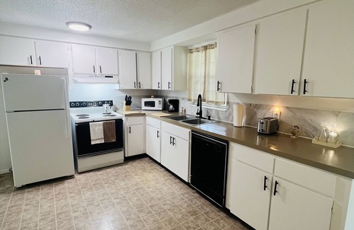 Crystal River Casa | House of Shells 🐚 Fenced yard, 🐶 friendly, 🔥 pit