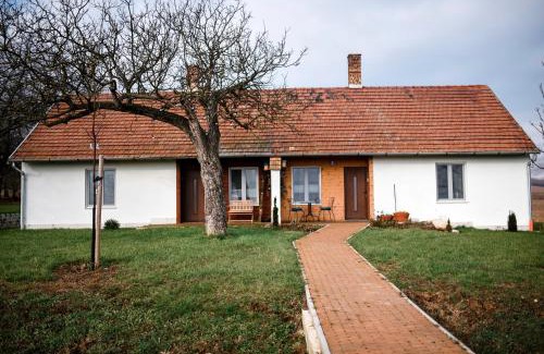 Torokbalint Apartamento | House of the Golden Horse in Hosszúréti Lovas Major
