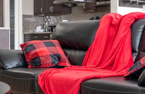 Northwest Calgary Casa | House on a Hill: 3Bdrm with Private Playground & New Appliances