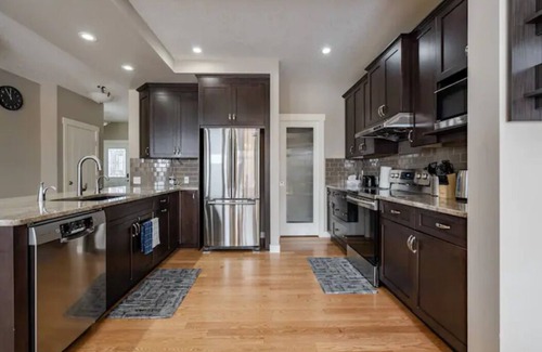 Northwest Calgary Casa | House on a Hill: 3Bdrm with Private Playground & New Appliances