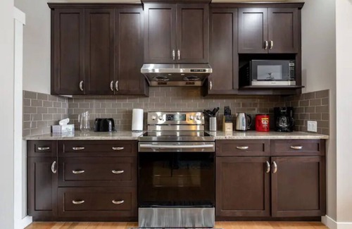 Northwest Calgary Casa | House on a Hill: 3Bdrm with Private Playground & New Appliances