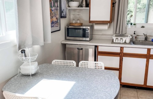 Baywood Park Casa | House on Bay, dogs, kids, kitchen, great location