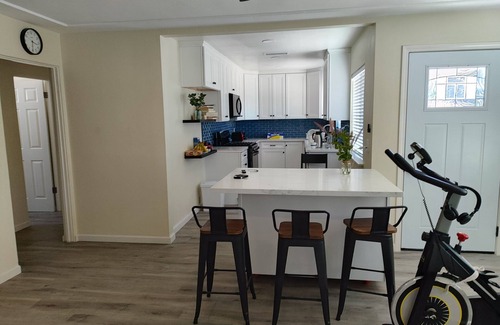 El Cajon Casa | House on big lot with deck, front yard, medium term