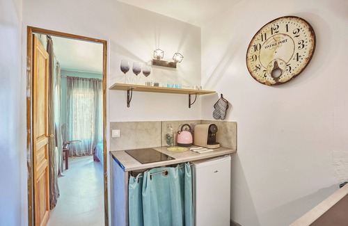 Saint-Marc-Jaumegarde Casa | House on property with swimming pool and tennis court near Aix-en-Provence
