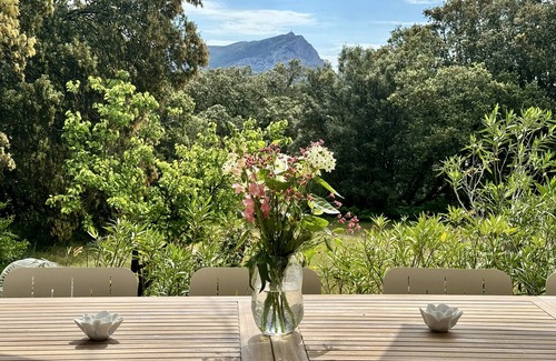 Saint-Marc-Jaumegarde Casa | House on property with swimming pool and tennis court near Aix-en-Provence