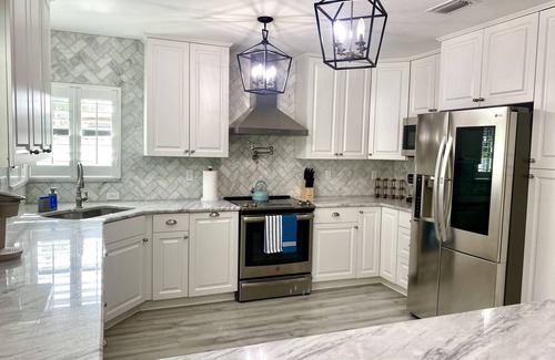 Arlington Park Casa | House on Hibiscus - New, Close to Beach and Everything Else. Pet Friendly!