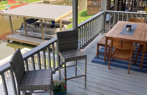 Clear Water Point Casa | House on lake Conroe, sleeps 7, newly remolded with awesome deck!