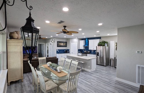 Hitchcock Casa | House on the bay. Fishing, crabbing, boating, kayaking close to Galveston.