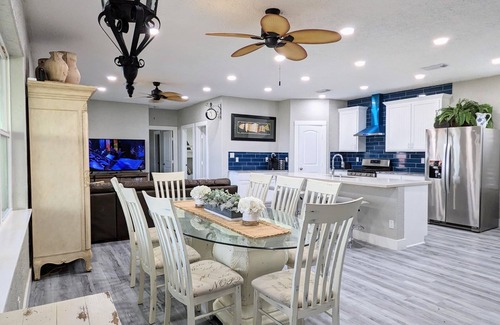 Hitchcock Casa | House on the bay. Fishing, crabbing, boating, kayaking close to Galveston.