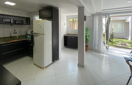 Lazaro Casa | Casa pé na areia Ubatuba a 30m da praia da Sununga e 100m da praia do Lázaro.