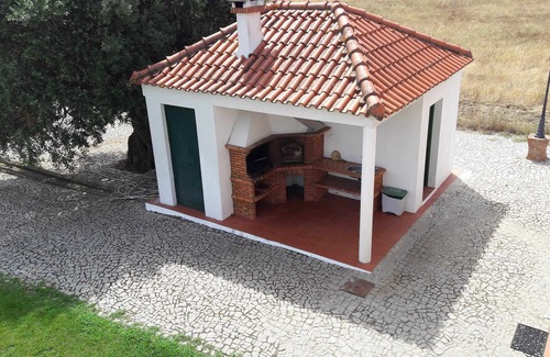 Vimieiro Apartamento | Casa con vistas a la piscina, ideal para familias.