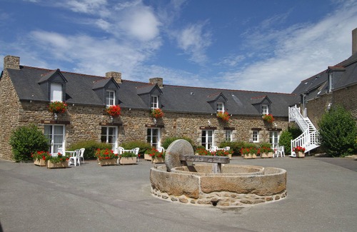 Saint-Jouan-des-Guerets Casa | House surrounded by flowers and greenery