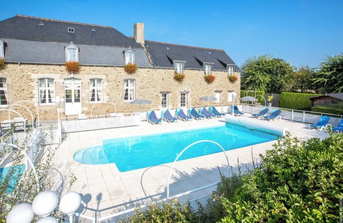 Saint-Jouan-des-Guerets Casa | House surrounded by flowers and greenery