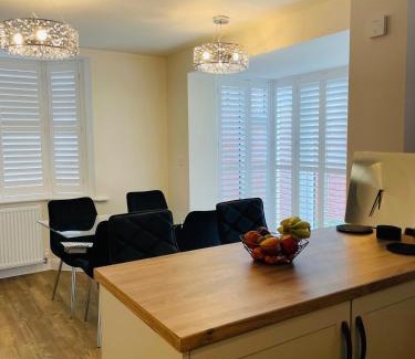 Burton Latimer Casa | House-Sleeps 8-Parking-Garden-Country Surroundings