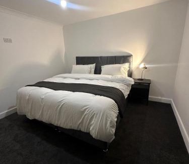 Chapeltown Casa | House-Sleeps8-Parking-Garden