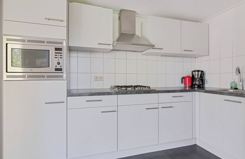 Grou Casa | House Specht, large garden facing south and quietly situated. Close to the lake.