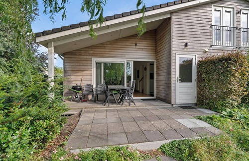 Grou Casa | House Specht, large garden facing south and quietly situated. Close to the lake.