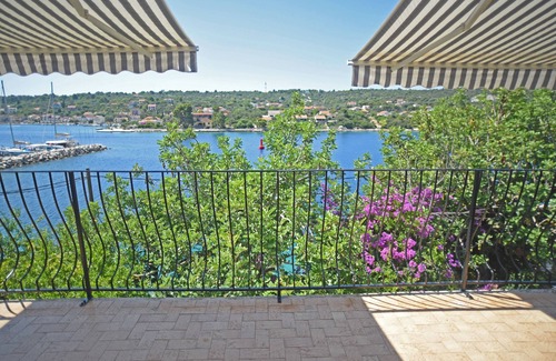 Veliki Drvenik Casa | Drvenik Veli retreat:sea views, charming terrace,tranquility and natural beauty.