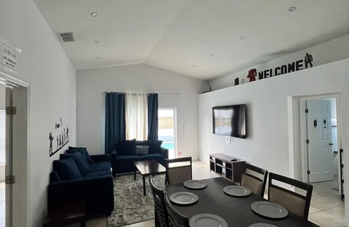 Lindfields Casa | House w/ pool. 5 min H2O water park. 8 min Disney World 30 min universal Studios