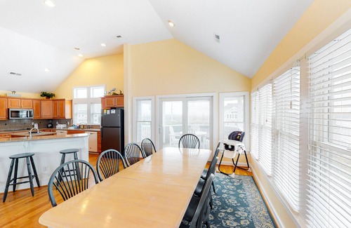 Ocean Isle Estates Casa | House with AC, fireplace, & private hot tub