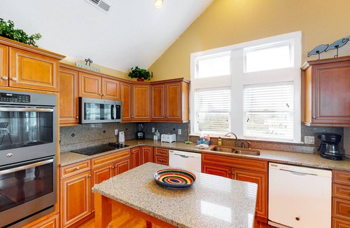 Ocean Isle Estates Casa | House with AC, fireplace, & private hot tub