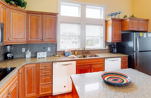Ocean Isle Estates Casa | House with AC, fireplace, & private hot tub
