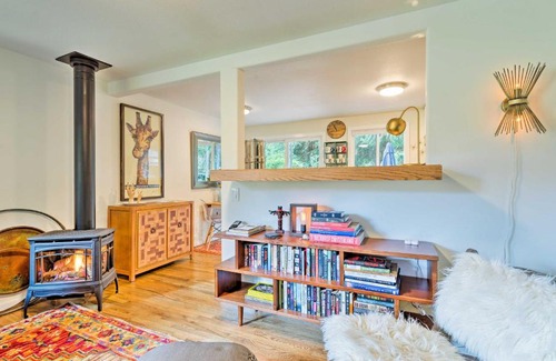 Clinton Casa | House with Deck on Whidbey Island, 1 Mi from Shore!