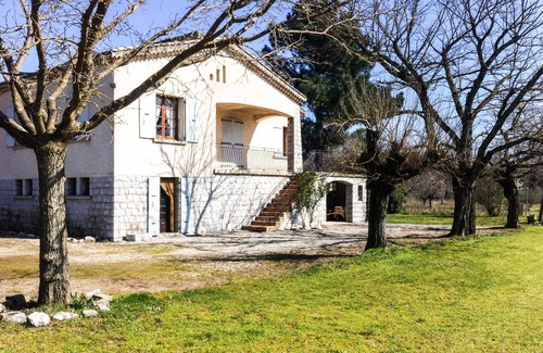 Casteljau Casa | Casa con amplio jardín, capacidad para 6 personas, en un río, totalmente equipada