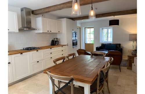 Meursault Casa | House with full aircon within yards of centre of Meursault.