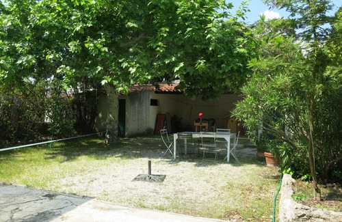 Montolivet Casa | Casa con jardín en una colina.