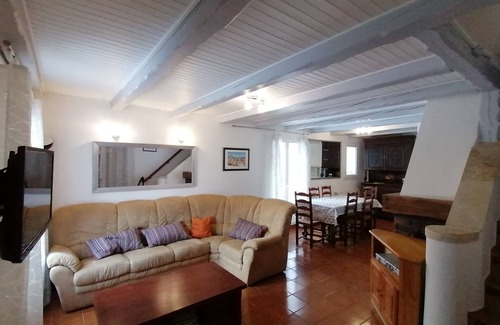 Aubessagne Casa | House with large plot and mountain views