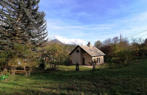 Aubessagne Casa | House with large plot and mountain views