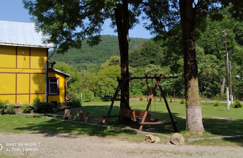Vyzhnytsya Casa | House with mountain view