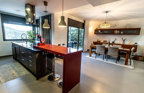 Vacarisses Chalet De Esquí | Casa con piscina y vistas espectaculares de Montserrat a 25 minutos de Barcelona