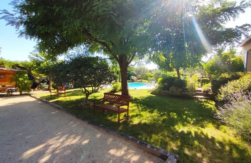 La Motte-dʼAigues Casa | Casa con piscina privada y jardín verde a los pies del Luberon.