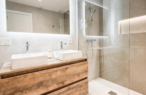 Carihuela Villa | House with private rooftop pool, cinema, gym REMS