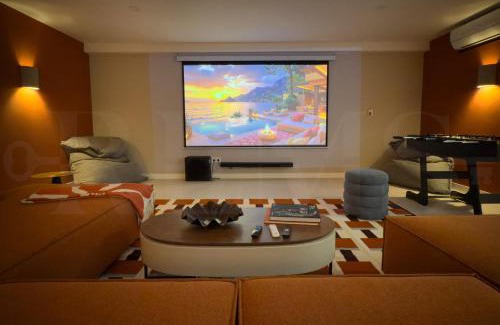 Carihuela Villa | House with private rooftop pool, cinema, gym REMS