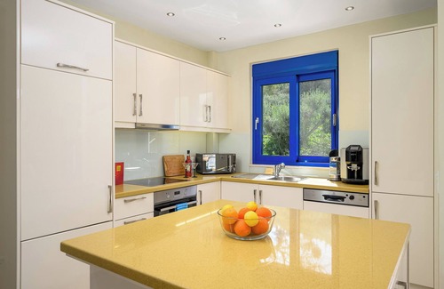 Kamilari Casa | House with sea view. Family-friendly.