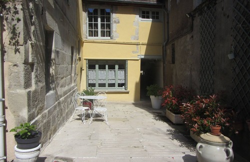 Autun Cabaña | casa con patio en el centro histórico de la ciudad de Autun 3 estrellas