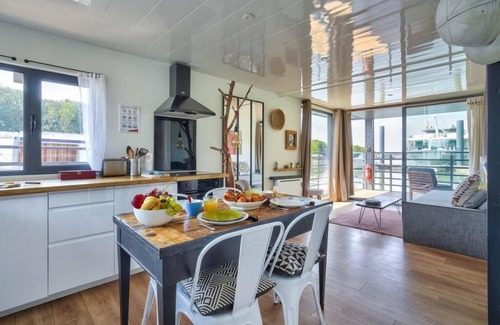 Conflans-Sainte-Honorine Apartamento | Houseboat : Une Maison sur L'eau