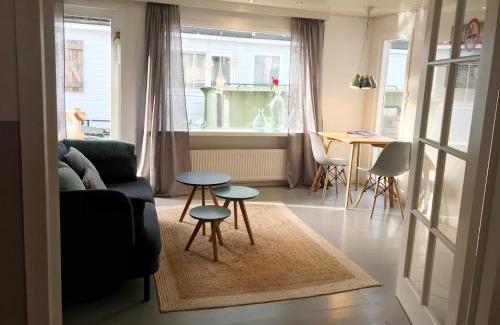 Amsterdam North Cama Y Desayuno | Houseboat apartment with water terrace, free bikes & fast wifi