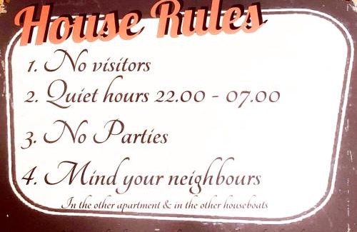 Amsterdam North Cama Y Desayuno | Houseboat apartment with water terrace, free bikes & fast wifi