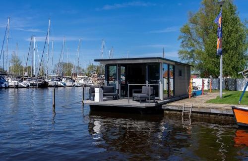 Heeg Alquiler De Eote | Houseboat in Heeg with Stunning Marina Views
