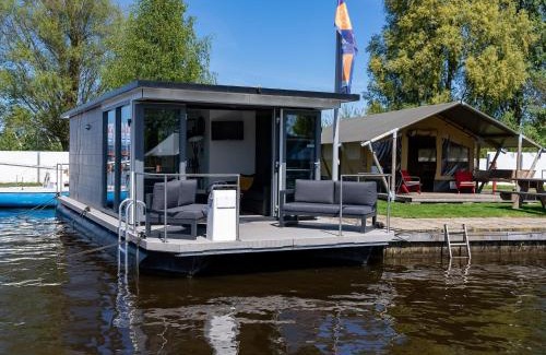 Heeg Alquiler De Eote | Houseboat in Heeg with Stunning Marina Views
